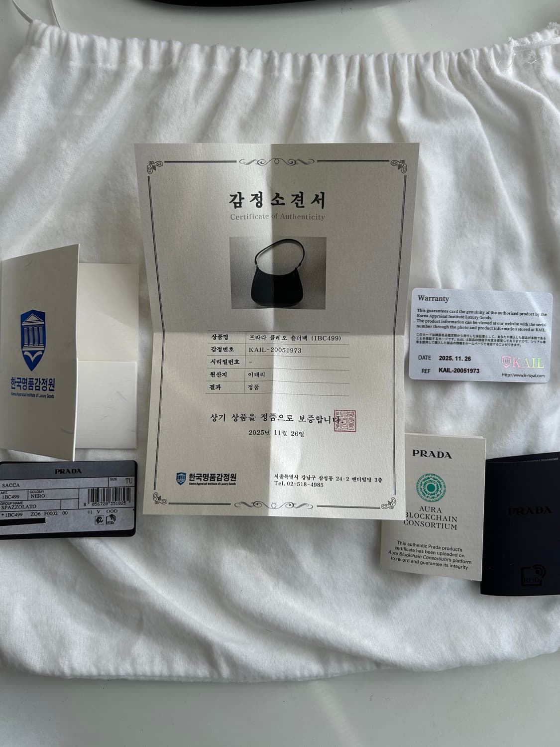 프라다 클레오 브러시드 레더 호보백 상품이미지2