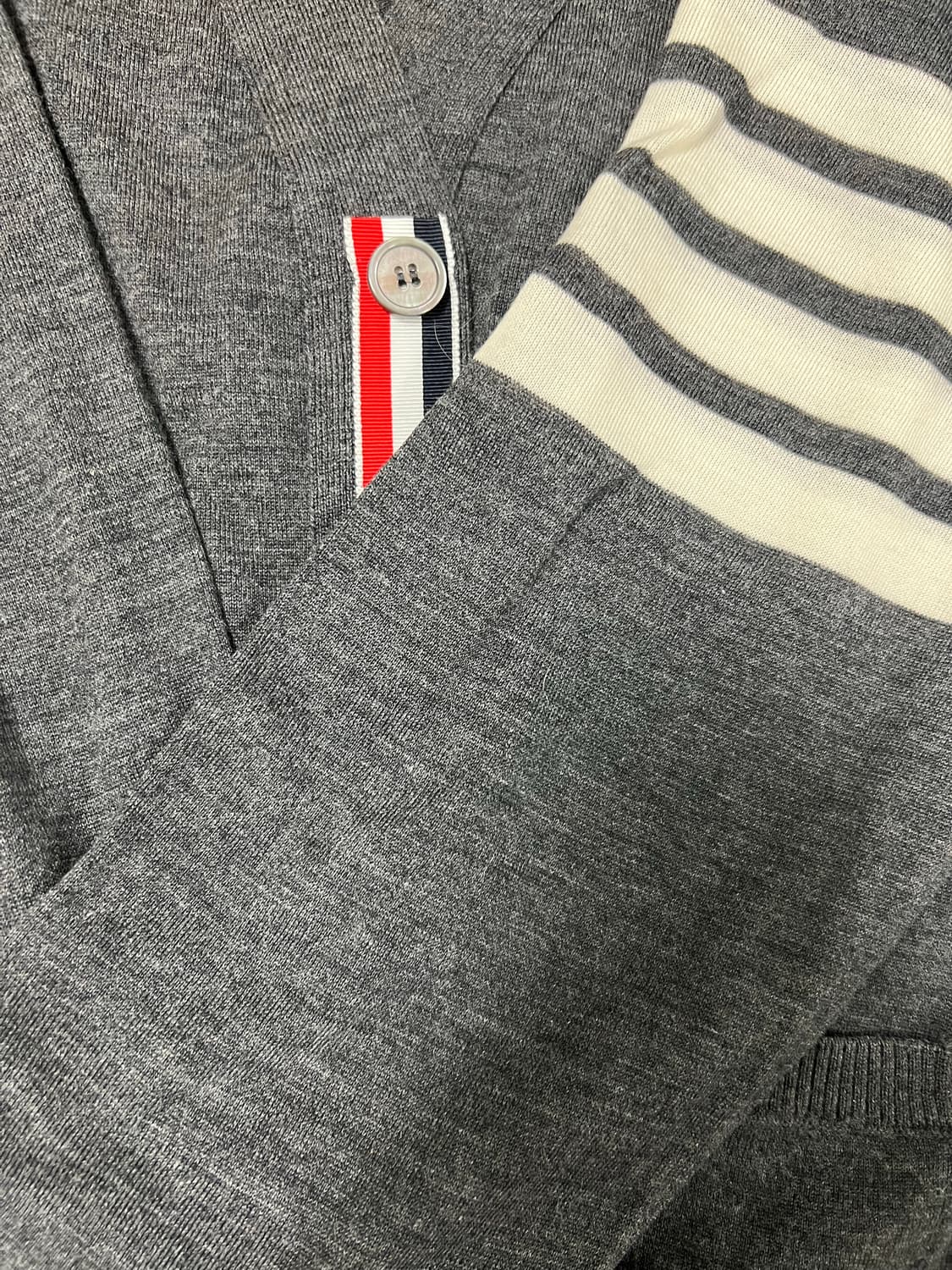 톰브라운 4바 가디건 MKC002A 사이즈3 /택 보유 /상태 A급 상품이미지3