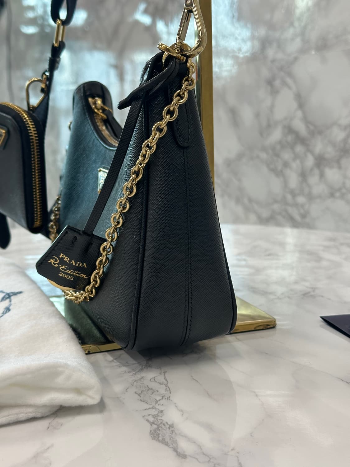 [정품] 프라다 리에디션 2005 사피아노 레더 숄더백 블랙 상품이미지3