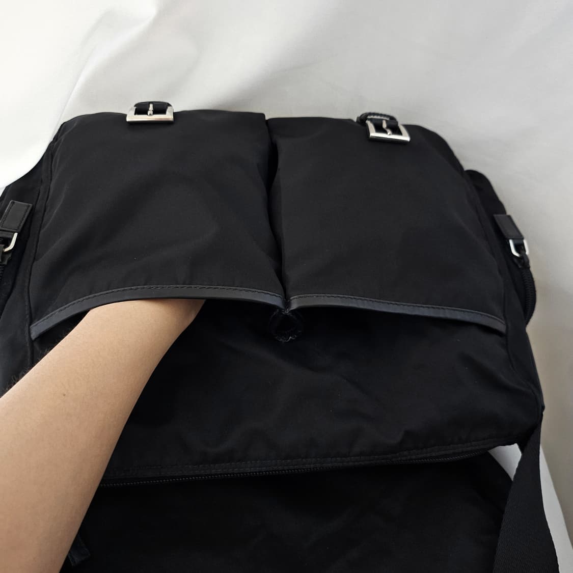 [정품 PRADA] 프라다 사이드포켓 나일론 메신저백 크로스백 남녀공용 상품이미지6