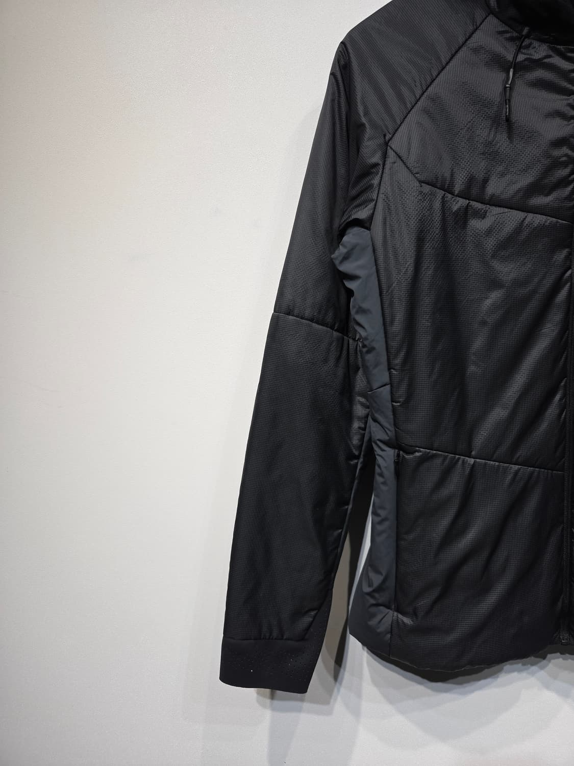 블랙야크(BLACKYAK) 후드 경량 패딩 자켓 블랙 상품이미지4