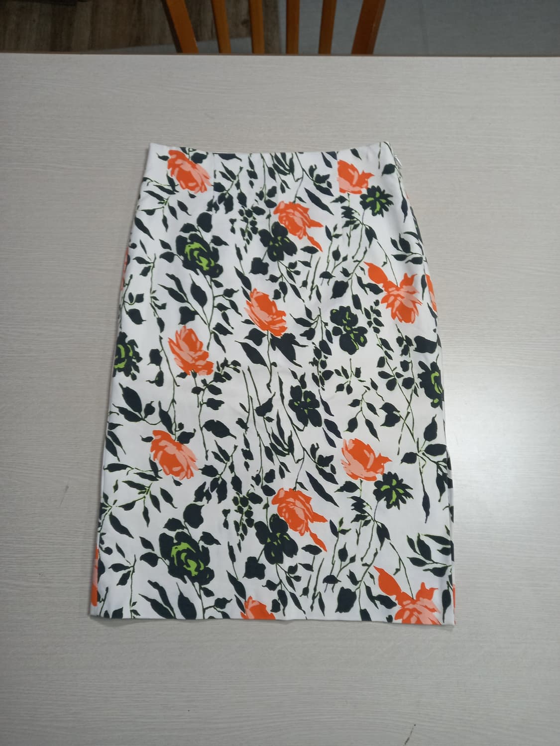 26 CLUB MONACO 부드러운 스판 미디스커트 26-621 상품이미지1