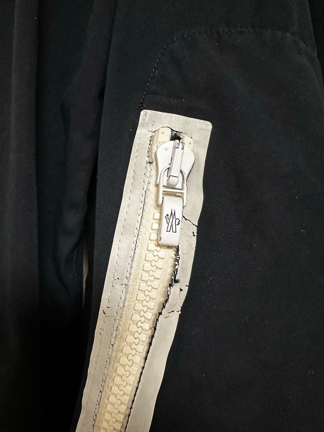 몽클레어 감마블루 하이넥 자켓 상품이미지4