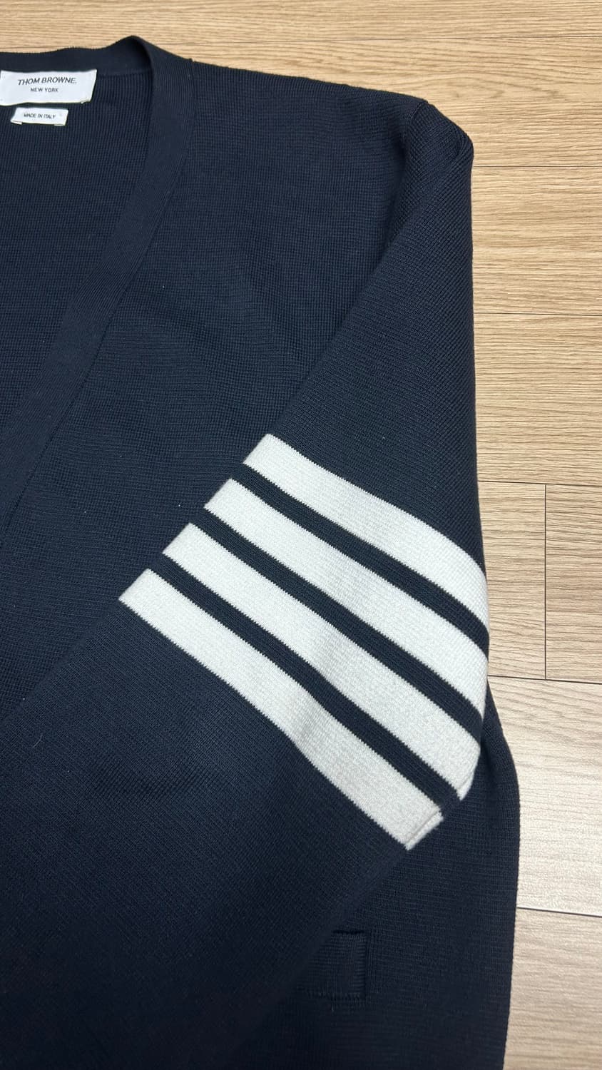 [새상품급,4] 톰브라운 밀라노스티치 가디건 네이비 금장 상품이미지3