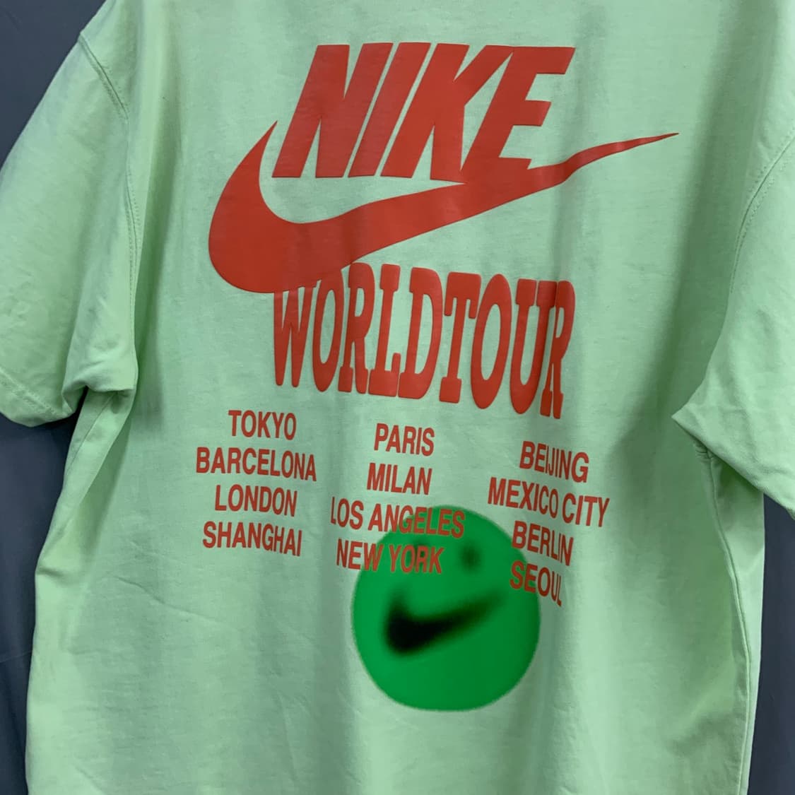 L 나이키 월드투어 루즈핏 프린팅 형광 반팔티 상품이미지5