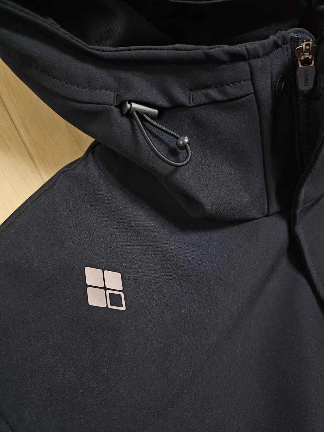 [XL] 몽벨 올블랙 하이넥 후드 소프트쉘 바람막이 자켓 상품이미지3