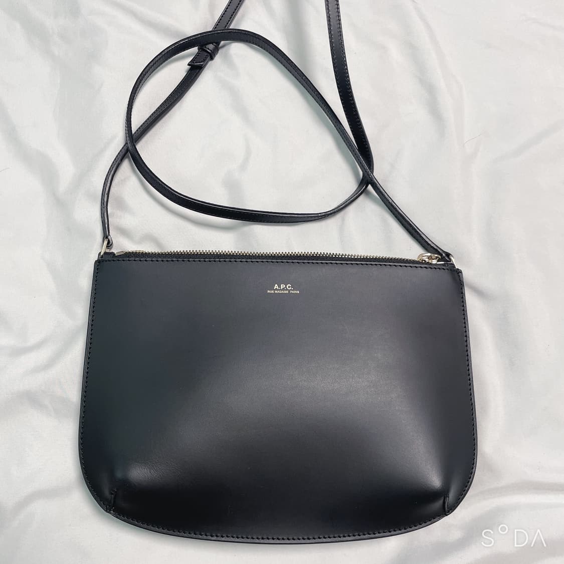 A.P.C 아페쎄 가죽 크로스백 블랙 상품이미지1
