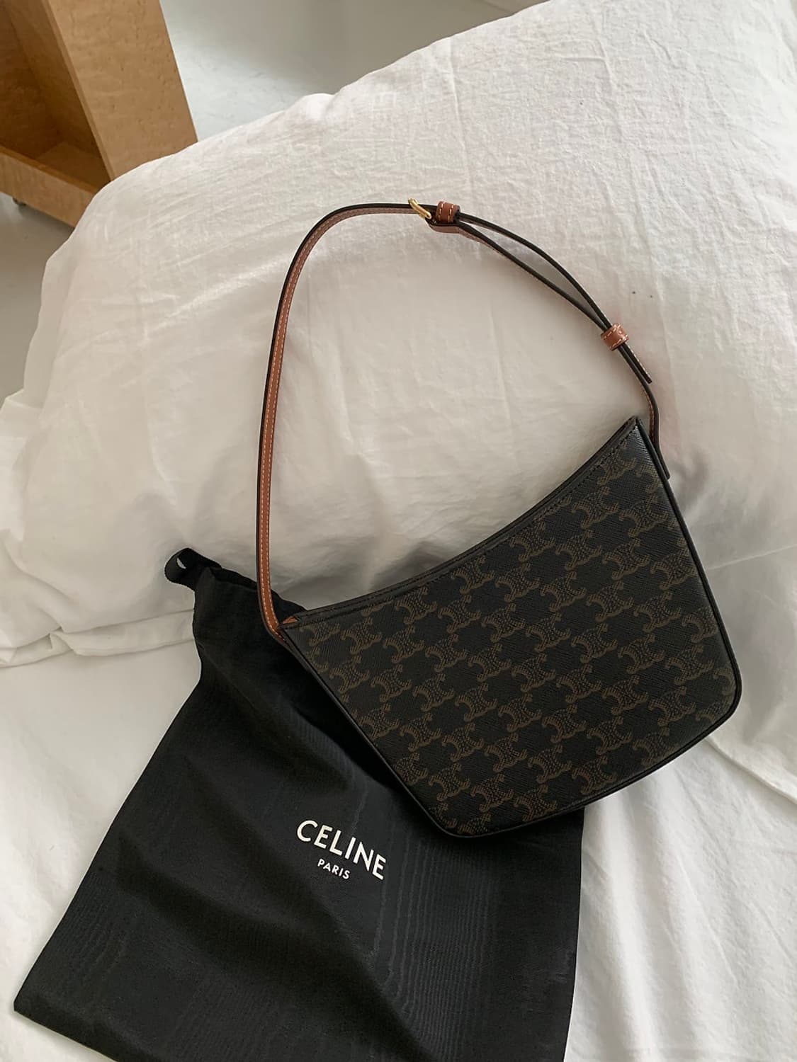 셀린느 트리오페 크로크 숄더백 상품이미지1