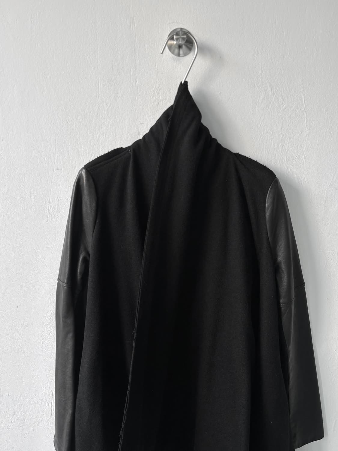 헬무트랭 레더 암 비대칭 코트  상품이미지5