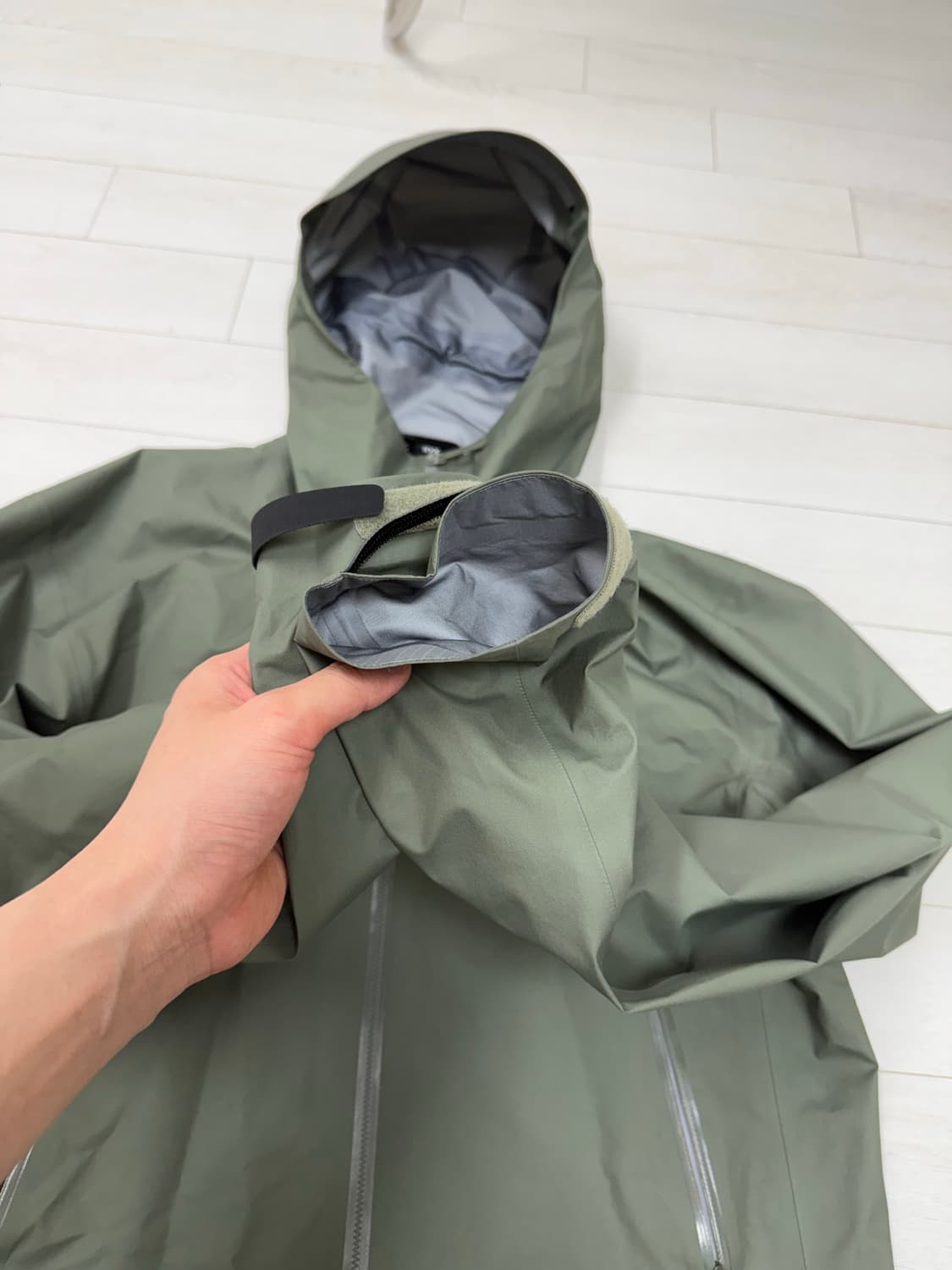 아크테릭스 베타 자켓 M사이즈 판매합니다. 색상은 카키색이고, 전체적으로 상품이미지3