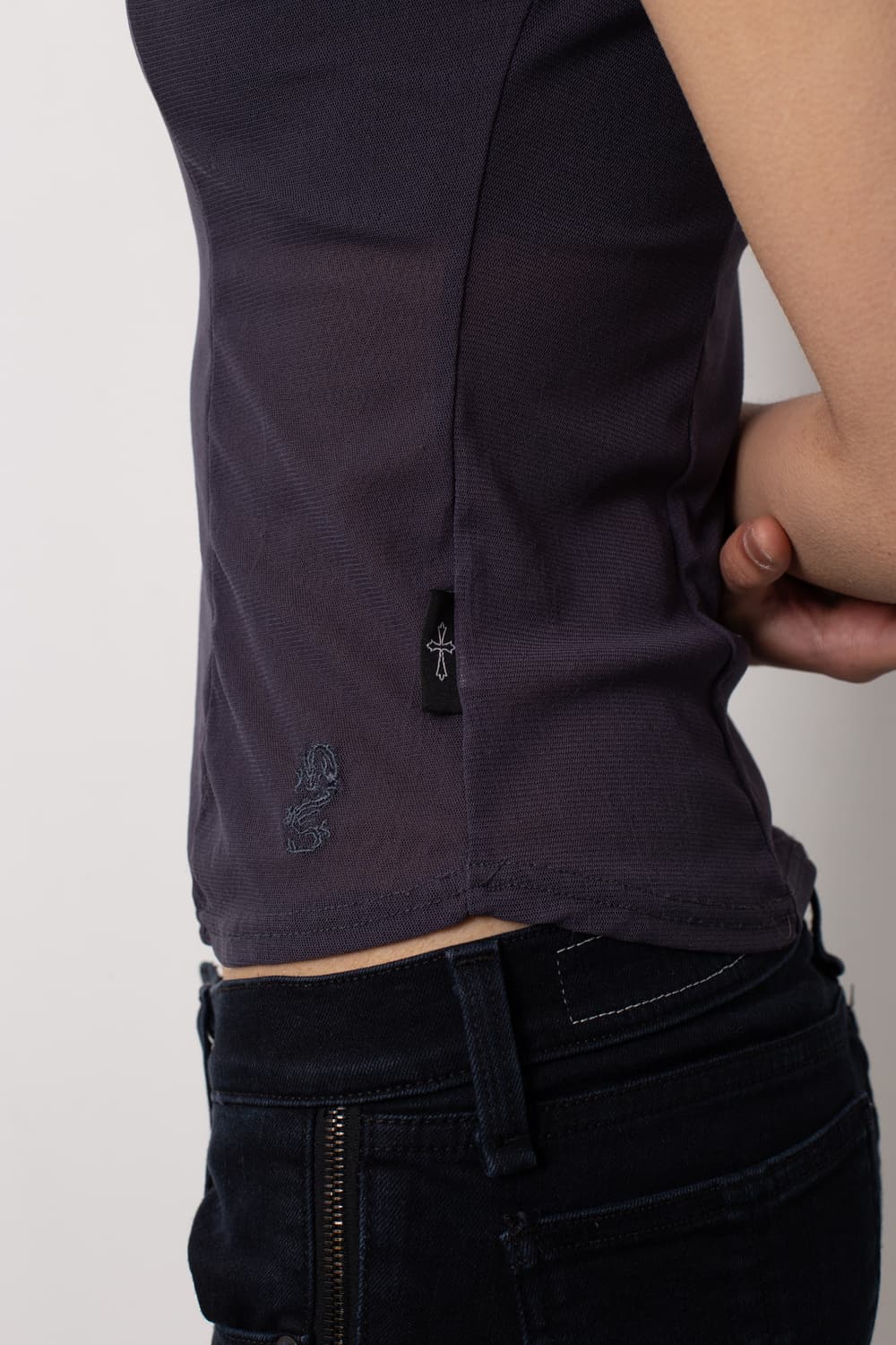 OZZ CROCE MESH V-NECK EMBROIDERY T-SHIRT 상품이미지1