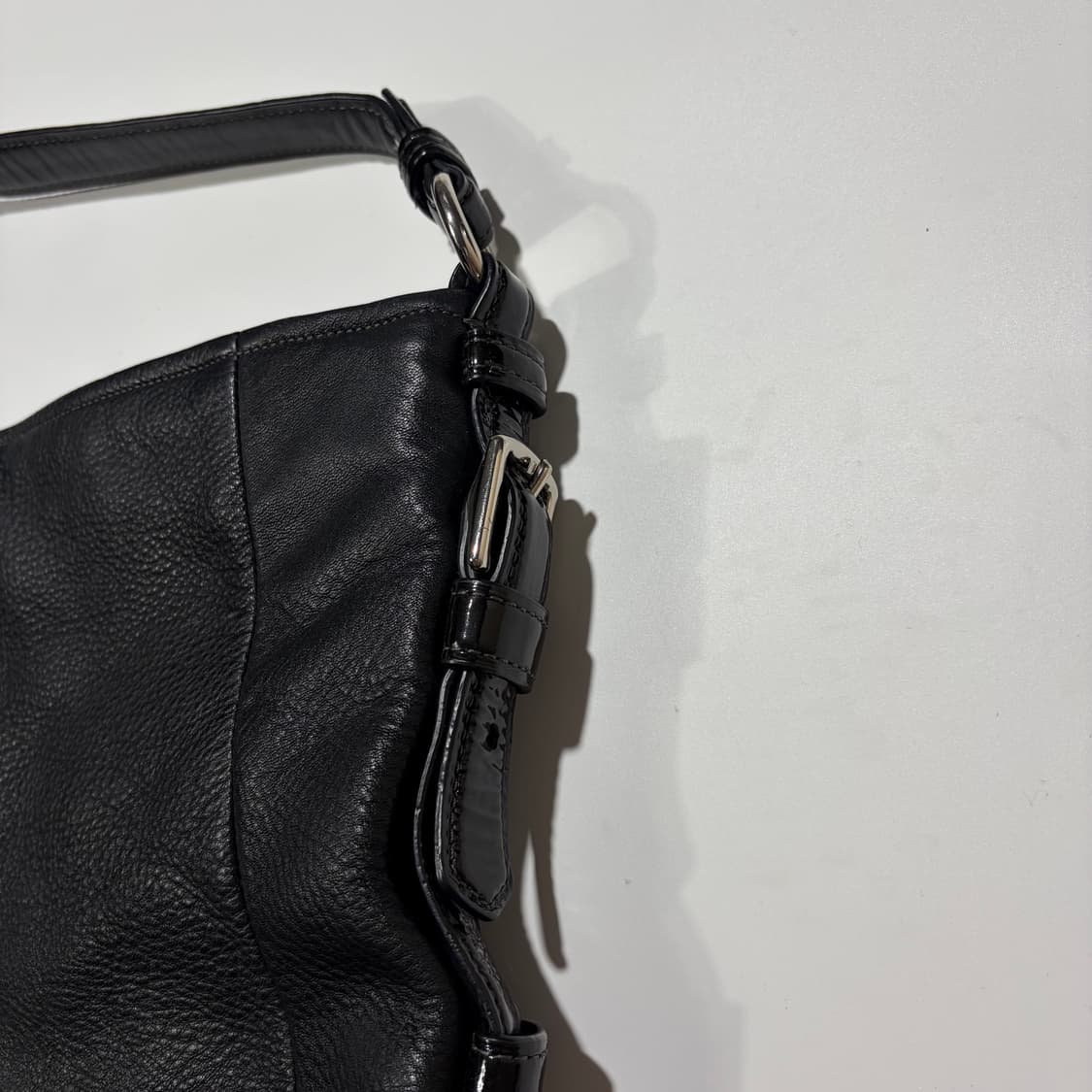 코치 블랙 레더 버클 포인트 숄더백 상품이미지4