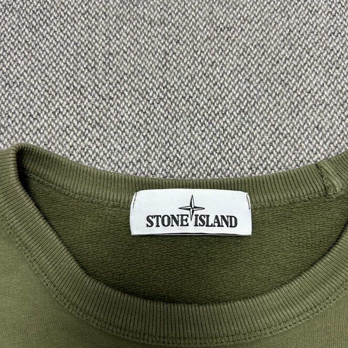 스톤아일랜드 카키 와펜 맨투맨(S) 상품이미지2