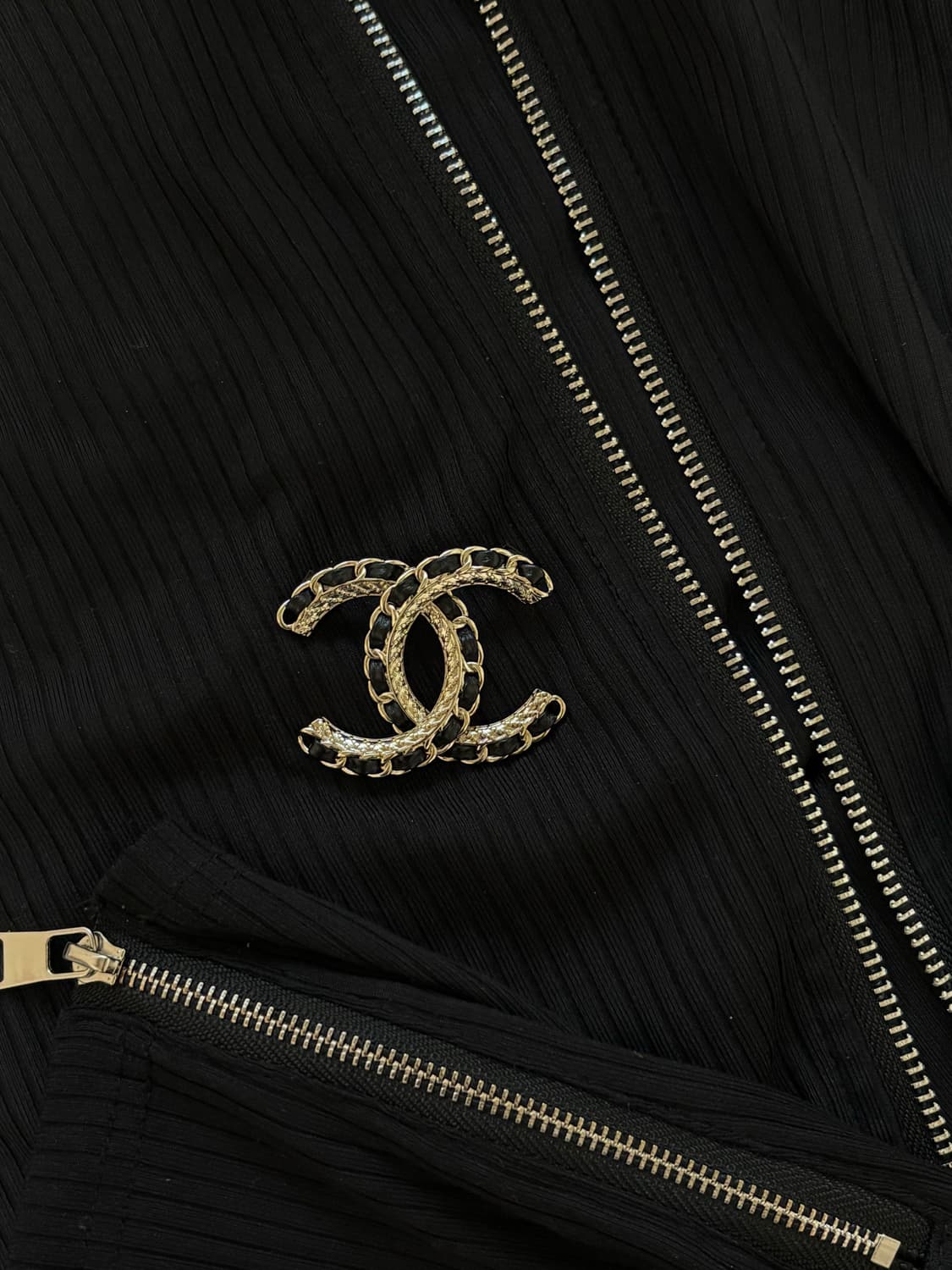 샤넬 정품 cc로고 업사이클링 메탈 레더 골드 브로치 상품이미지5