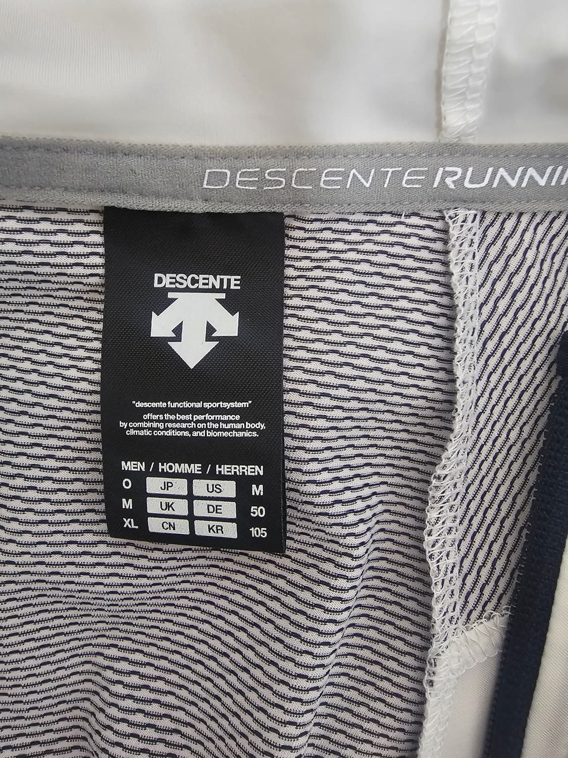 데상트 러닝 후드 바람막이 105 상품이미지3