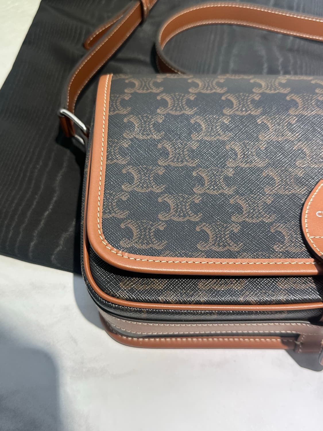 [새상품급 정품] 셀린느 폴코 메신저백 25년SS 상품이미지3