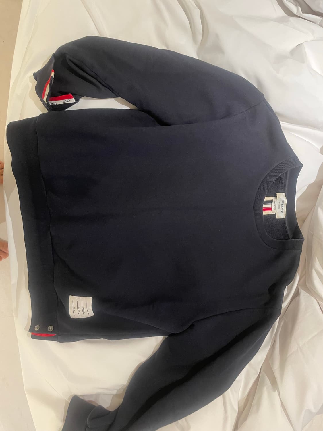 톰브라운 네이비 맨투맨 상품이미지1