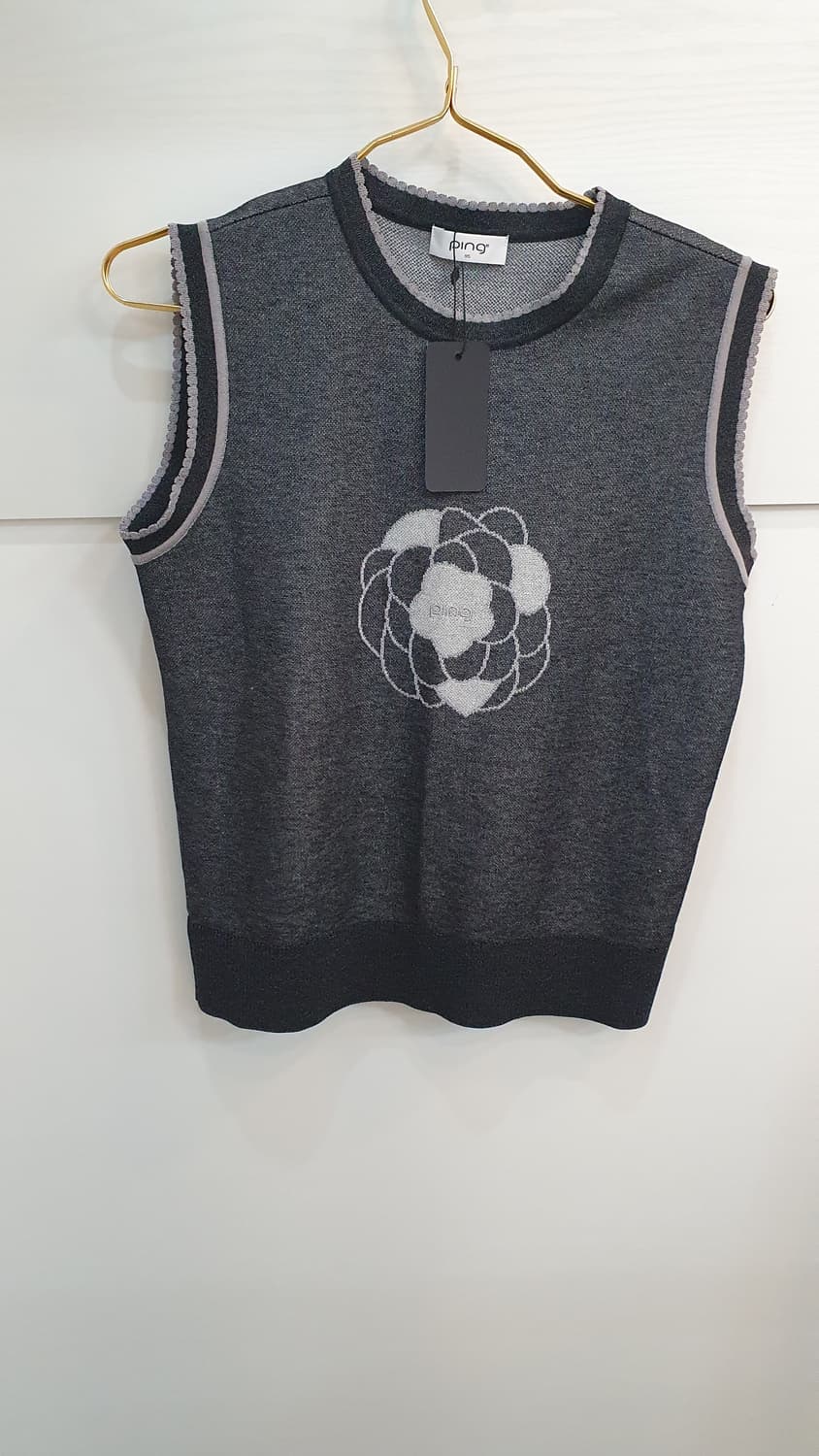 차콜색 PING 여성 니트 조끼입니다. 정면에 흰색 플라워 자수가 들어가 상품이미지1