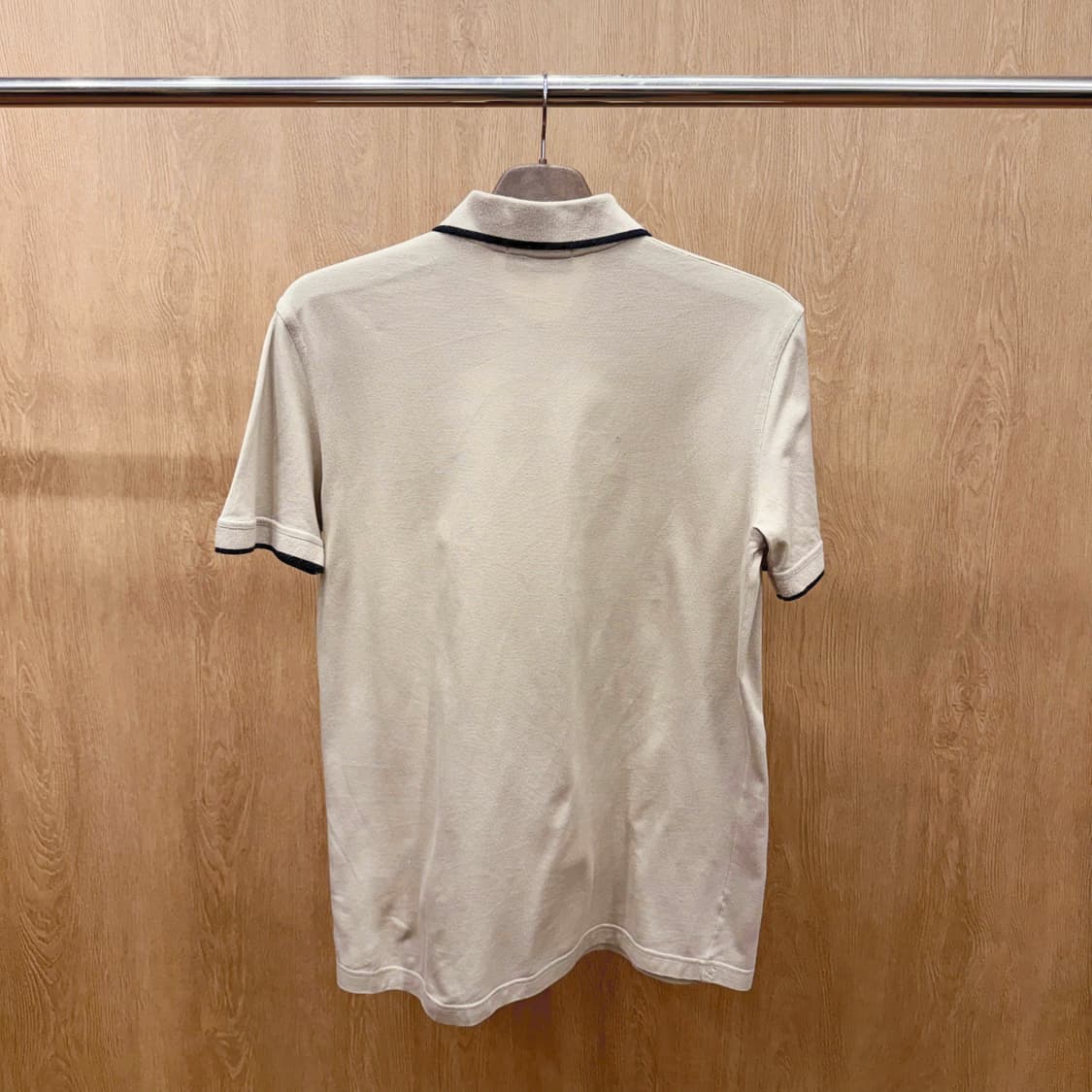 베르사체 클래식 V2 반팔 피케티 골드 버튼 디테일 배색 베이지 상품이미지3