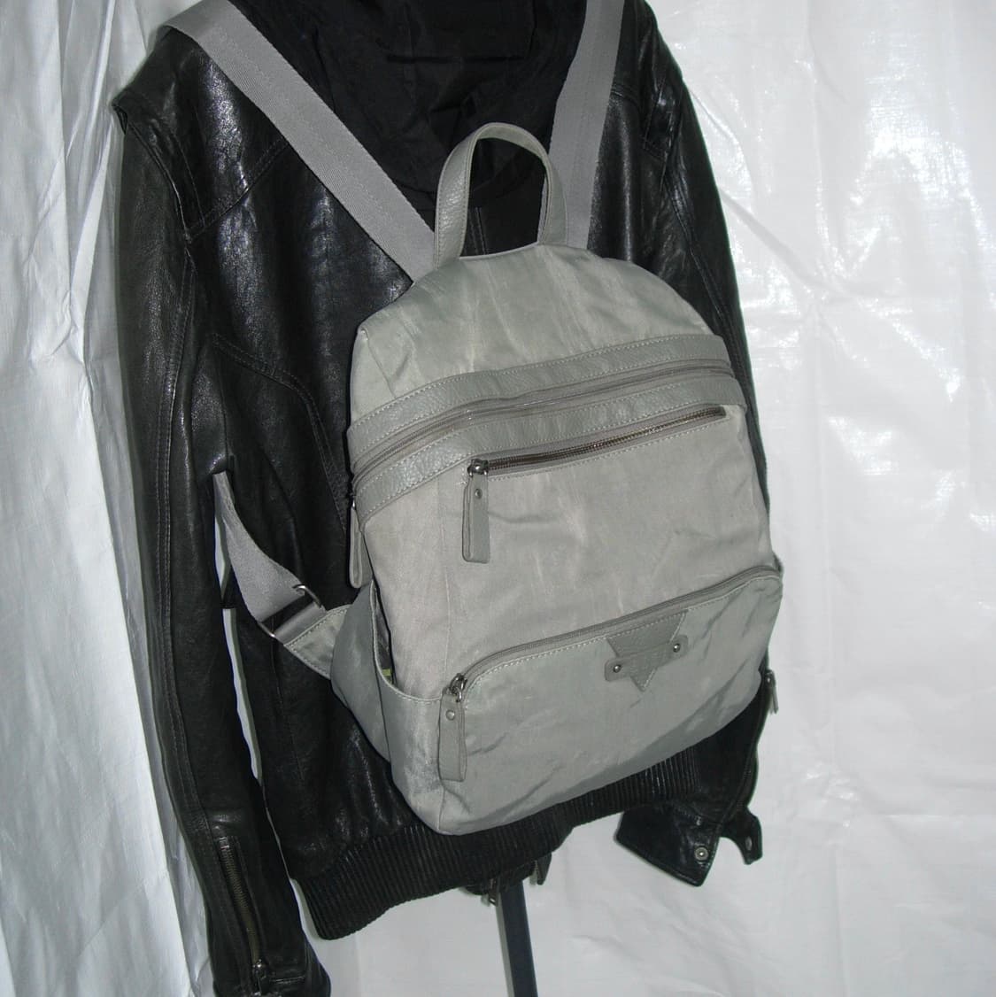 엘르 그레이 나일론 백팩 상품이미지1