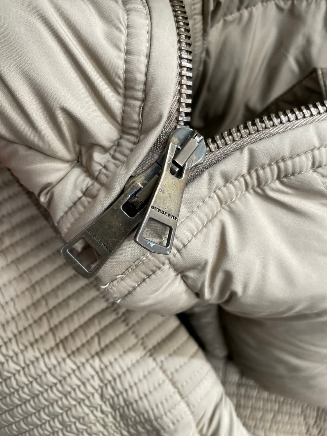 버버리 브릿 여성용 후드 구스 다운 패딩(L싸이즈) 상품이미지5