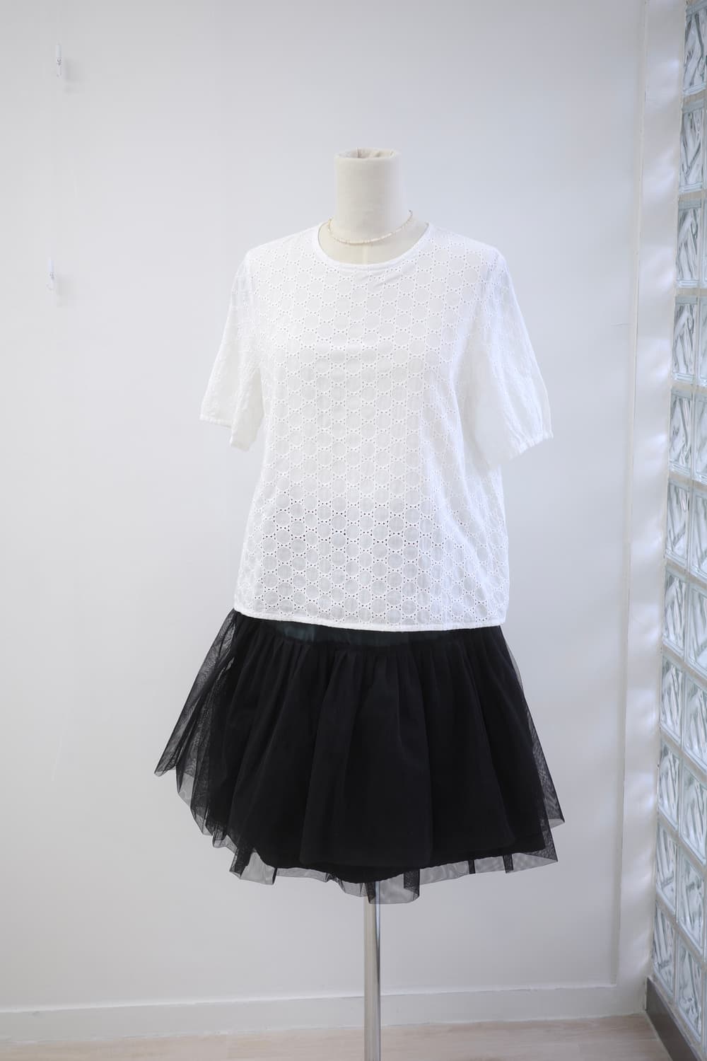 Dot white punching Blouse 상품이미지3