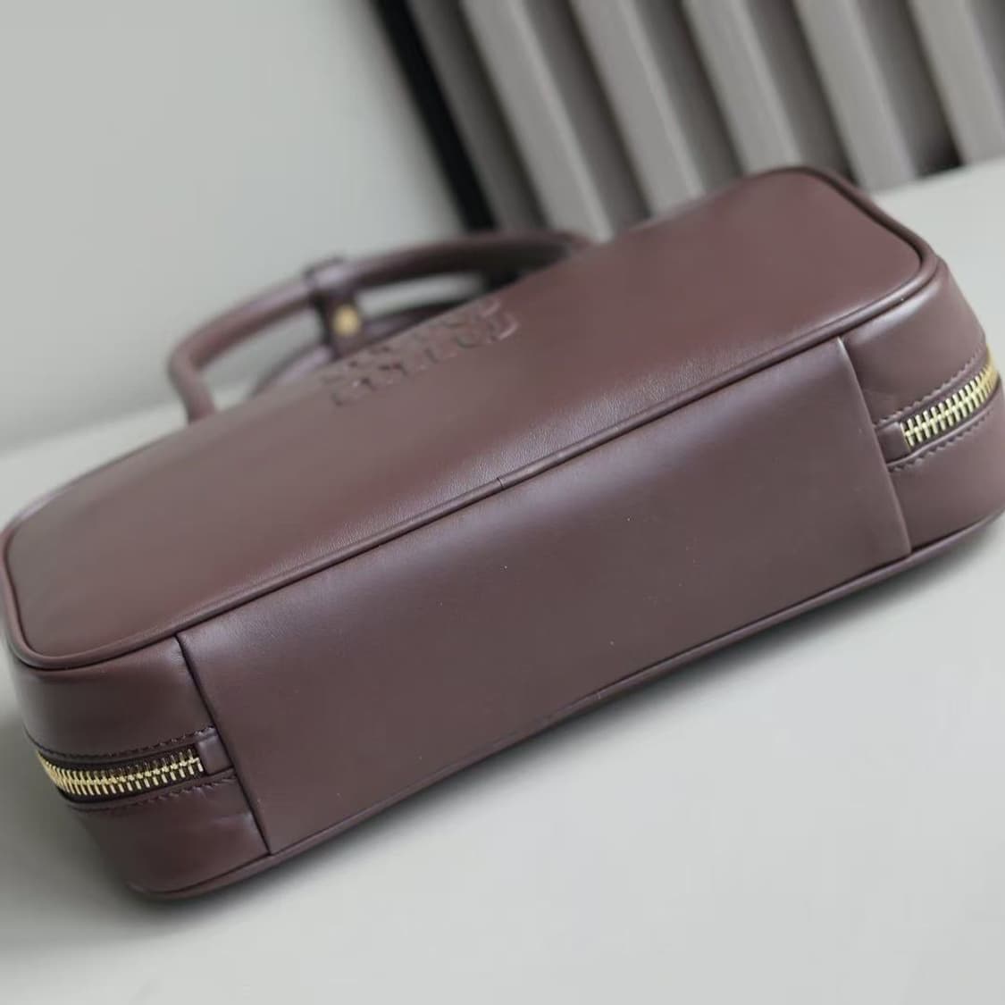 미우 미우 가죽 탑 핸들백 상품이미지5