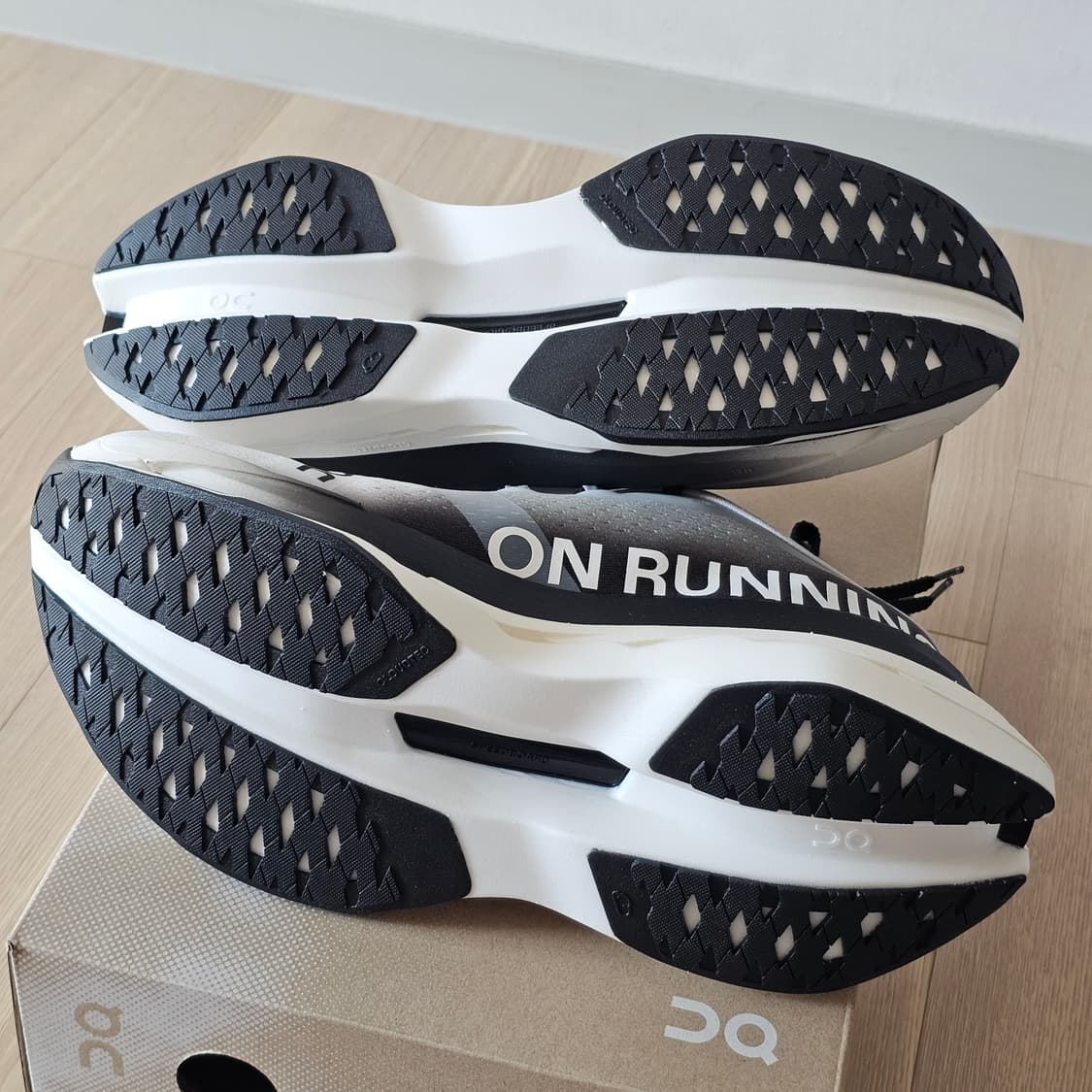 280 새제품) 온 러닝 클라우드붐 맥스 화이트 블랙 런닝화 러닝화 상품이미지6
