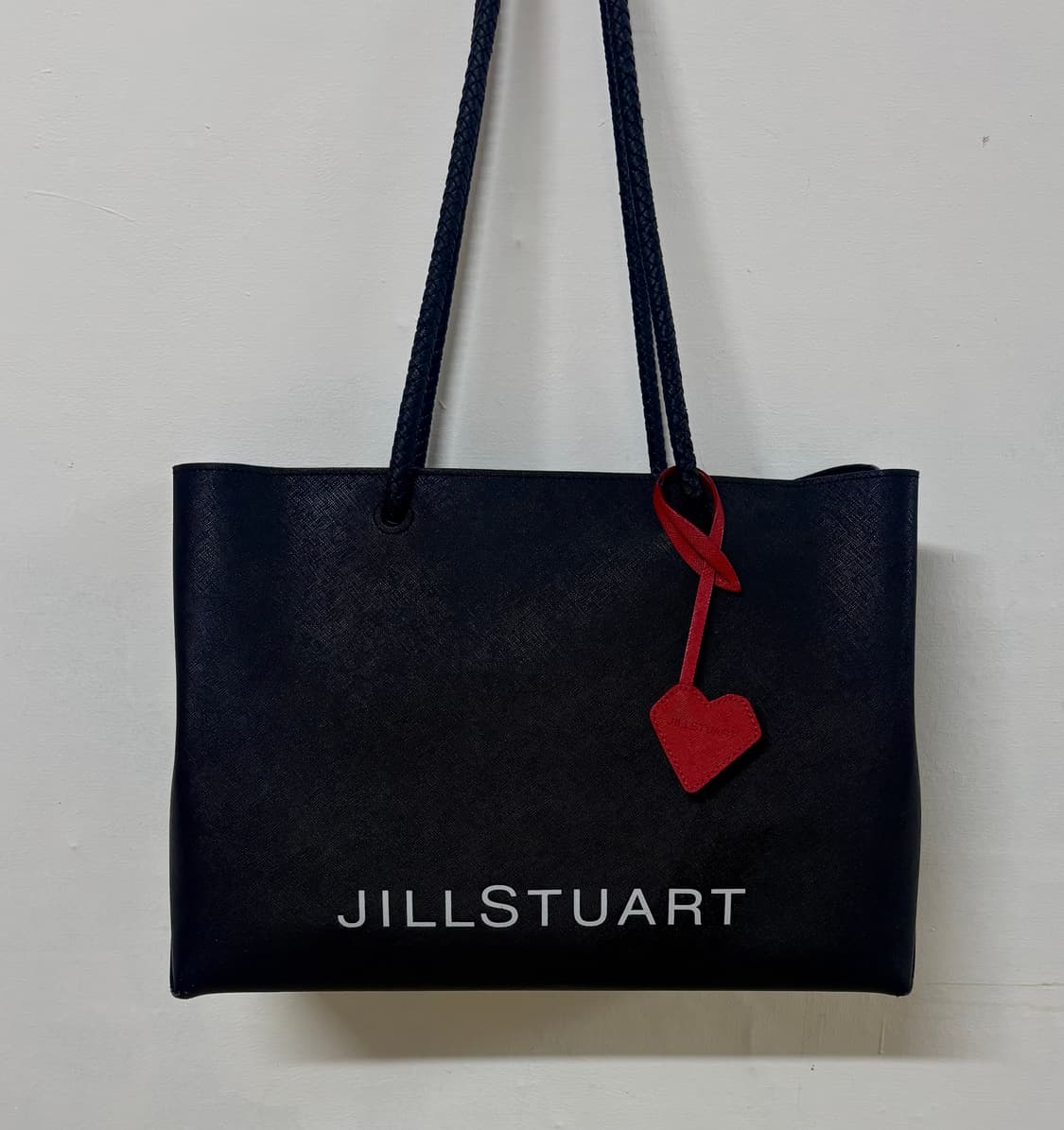 질스튜어트 블랙 쇼퍼백 하트참 장식 상품이미지1