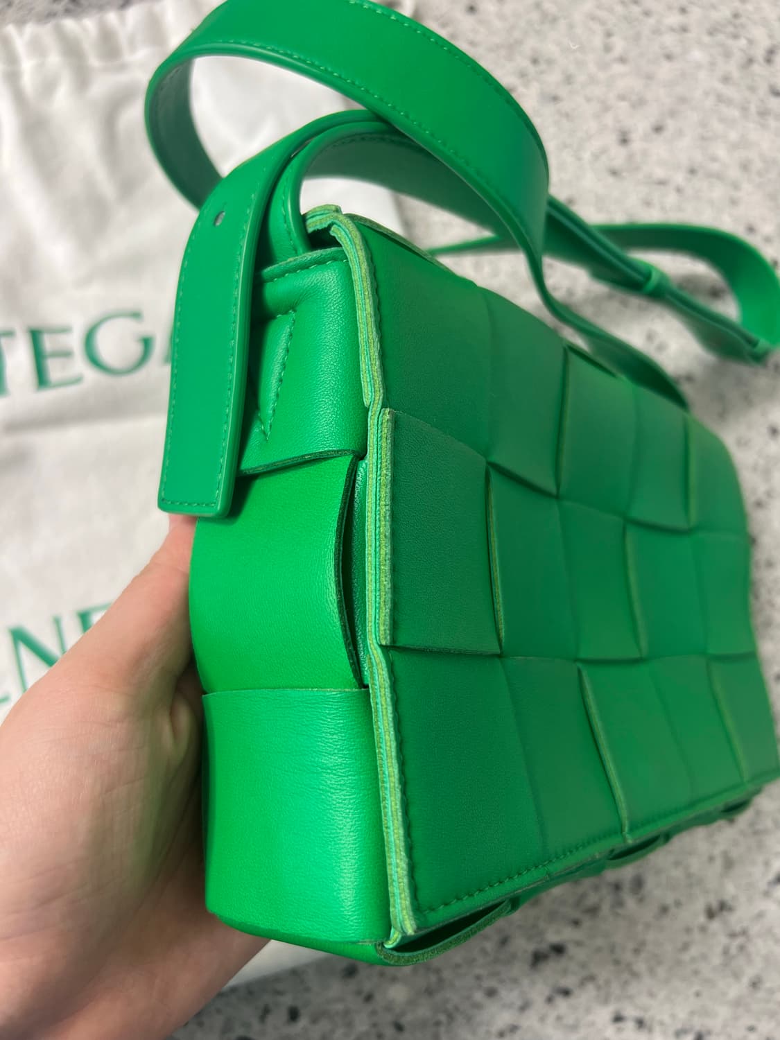 풀박 (10회미만착용) 보테가베네타 카세트백 그린 무광+사몰가 이너백 상품이미지10