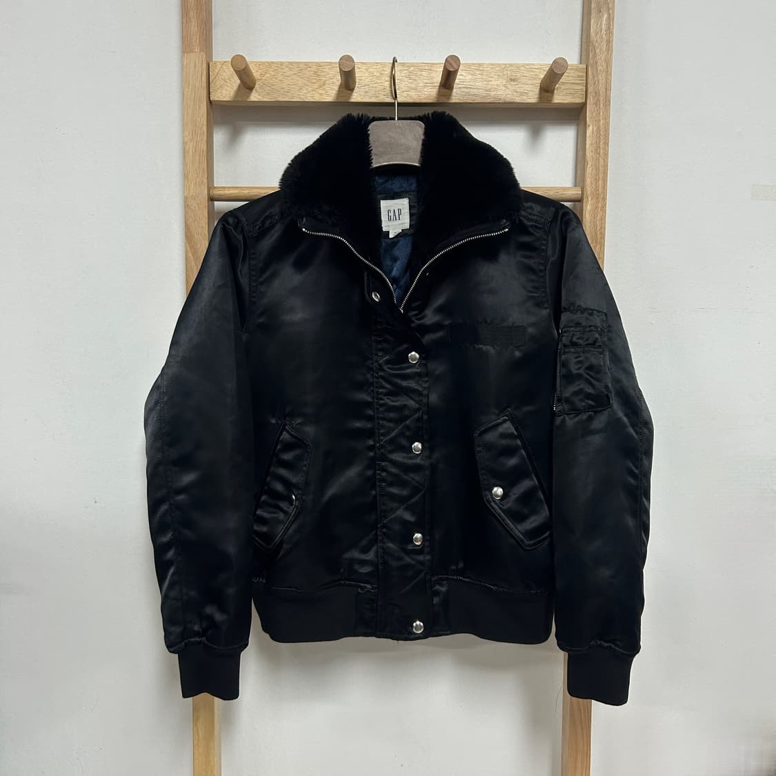 갭 퍼 칼라 배색 사틴 항공 점퍼 블랙 상품이미지3