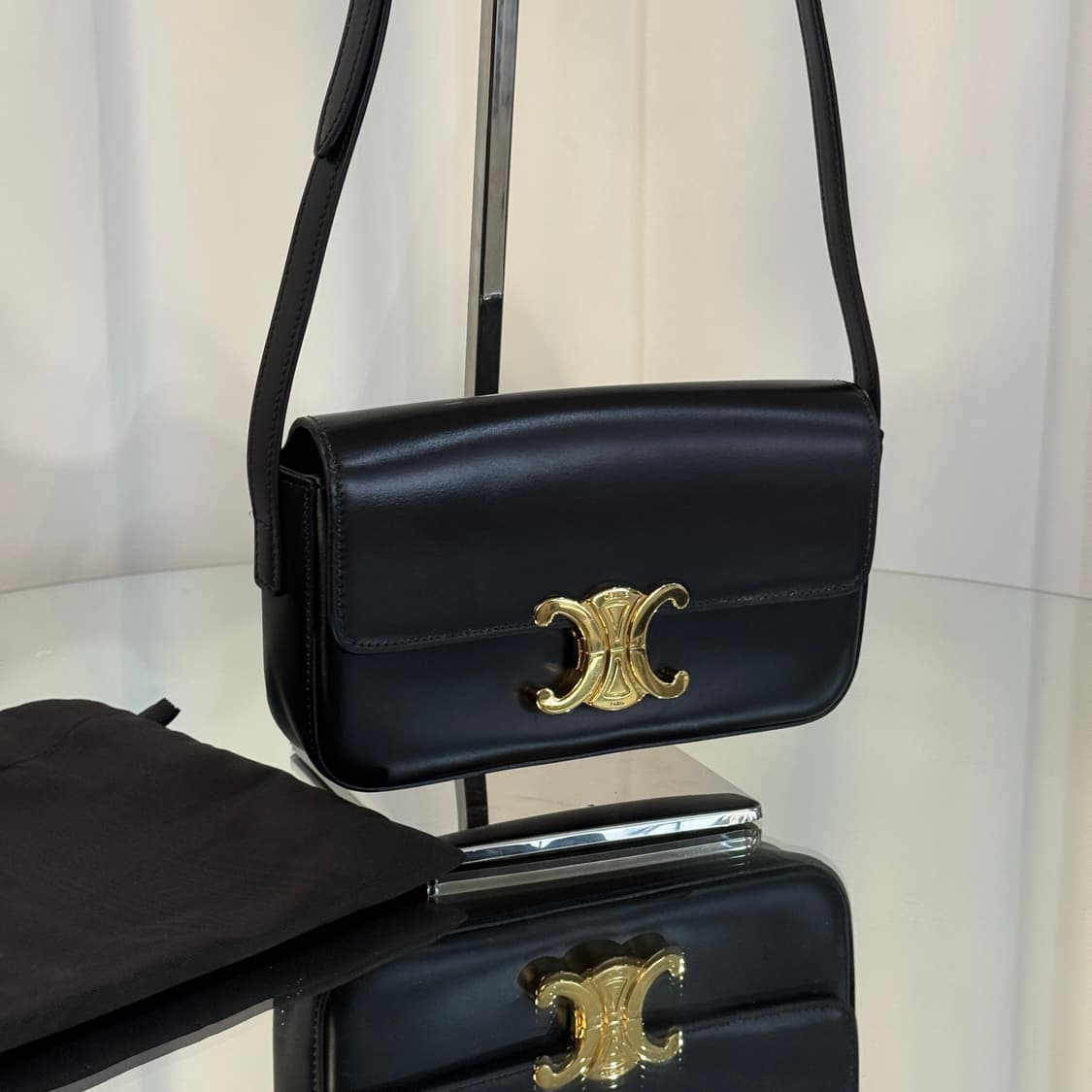 셀린느 트리옹프 클로드 숄더백 카프스킨 블랙 상품이미지2