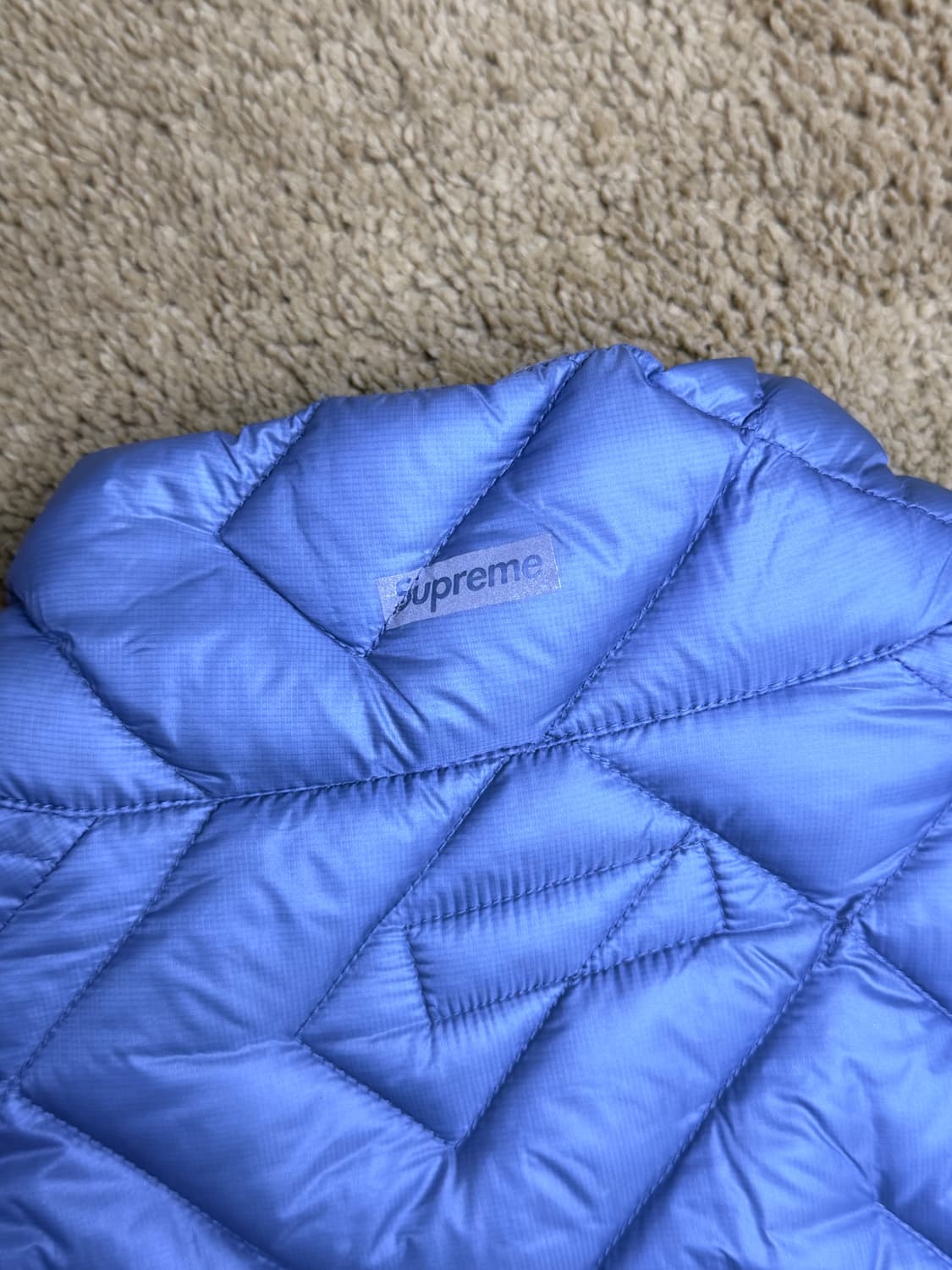 슈프림 22SS 스펠아웃 퀼티드 다운 자켓 슬레이트 색상 상품이미지5