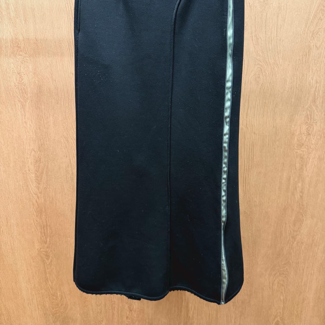 에이톤 롱 스커트 커브드 절개 파이핑 배색 백 슬릿 디테일 슬림핏 블랙 상품이미지5