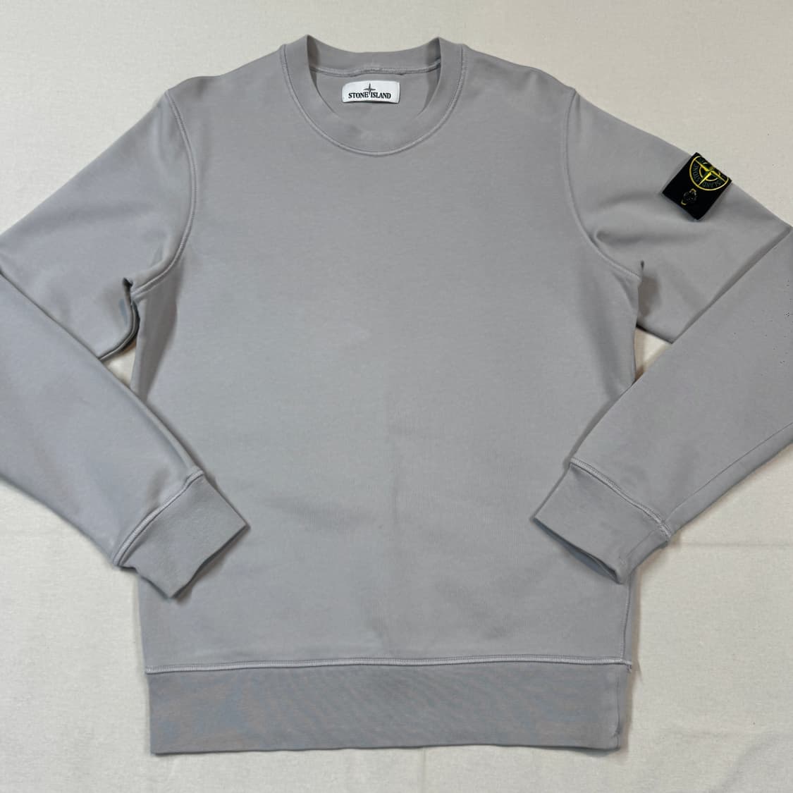 M) 스톤아일랜드 와펜 맨투맨 스웨트셔츠 정품 라이트 그레이 상품이미지2