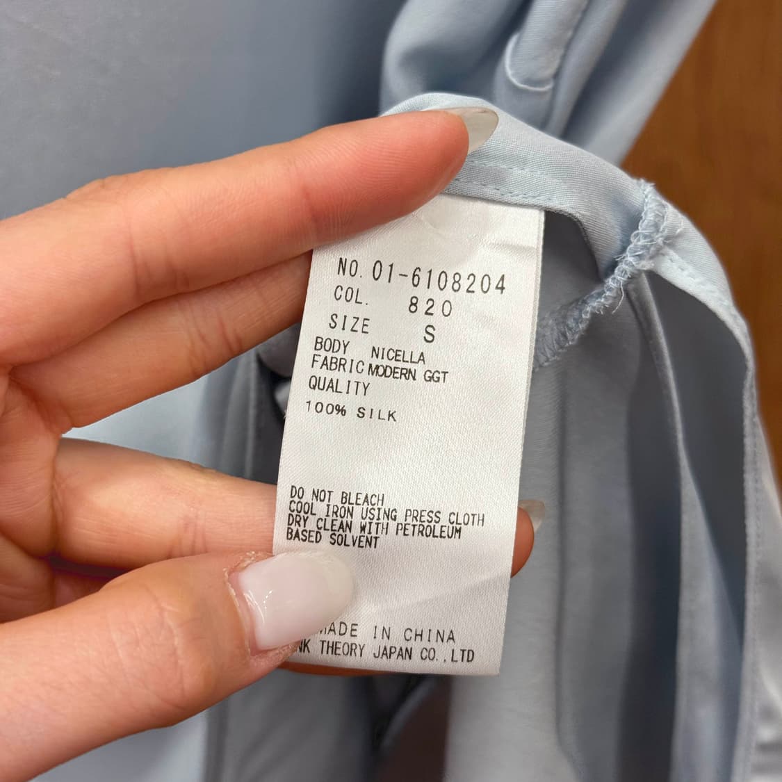 띠어리 실크 슬리브리스 양 사이드 슬릿 백 지퍼 디테일 라이트 블루 상품이미지8