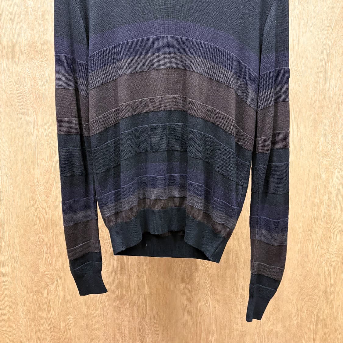 랑방 스포츠 브이넥 울 블렌드 긴팔 니트 스트라이프 패턴 디테일 네이비 상품이미지5