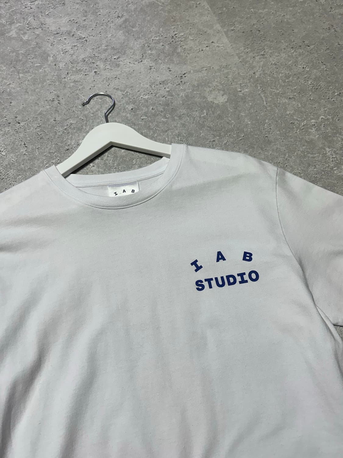 아이앱 스튜디오 빅로고 화이트 반팔티 상품이미지4