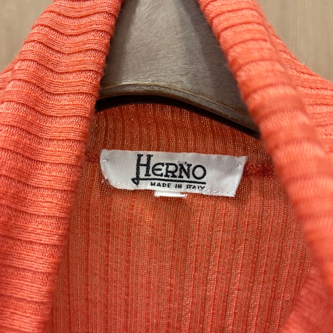 에르노 슬림핏 터틀넥 긴팔 니트 세로 리브 조직 내추럴 커팅 디테일 코랄 상품이미지6