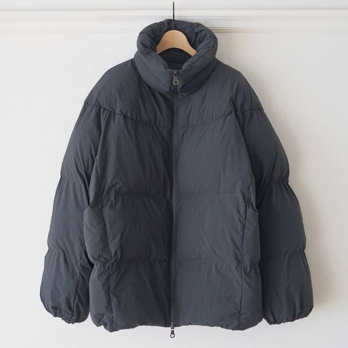 스튜디오 니콜슨 오젝트 에코다운 테크 발열 인젝션 다운 숏 자켓 플린트 상품이미지1