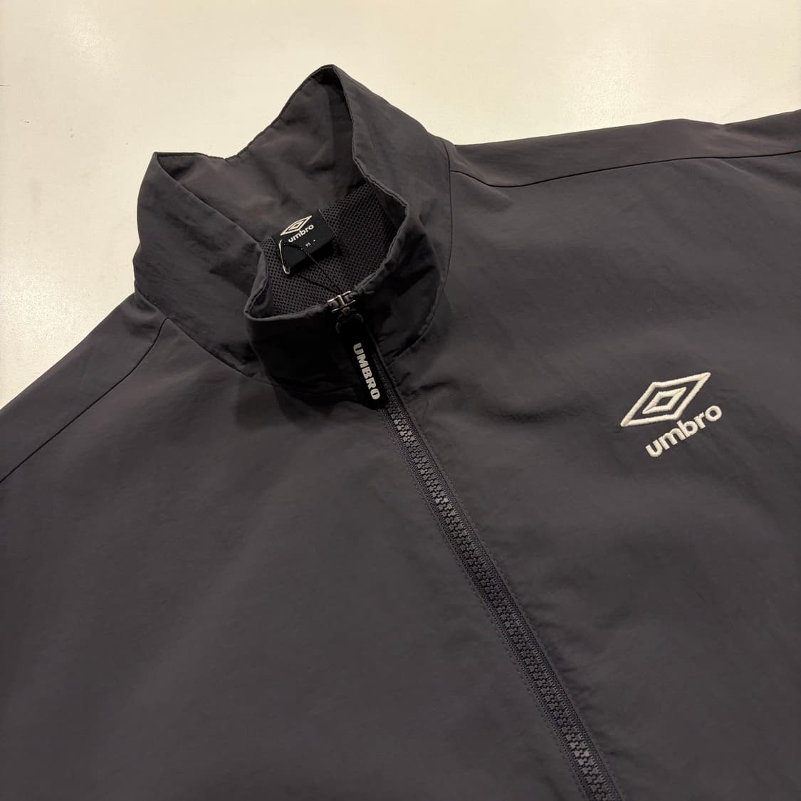 [95] 엄브로 빅로고 바람막이 자켓 그레이 C253 상품이미지3