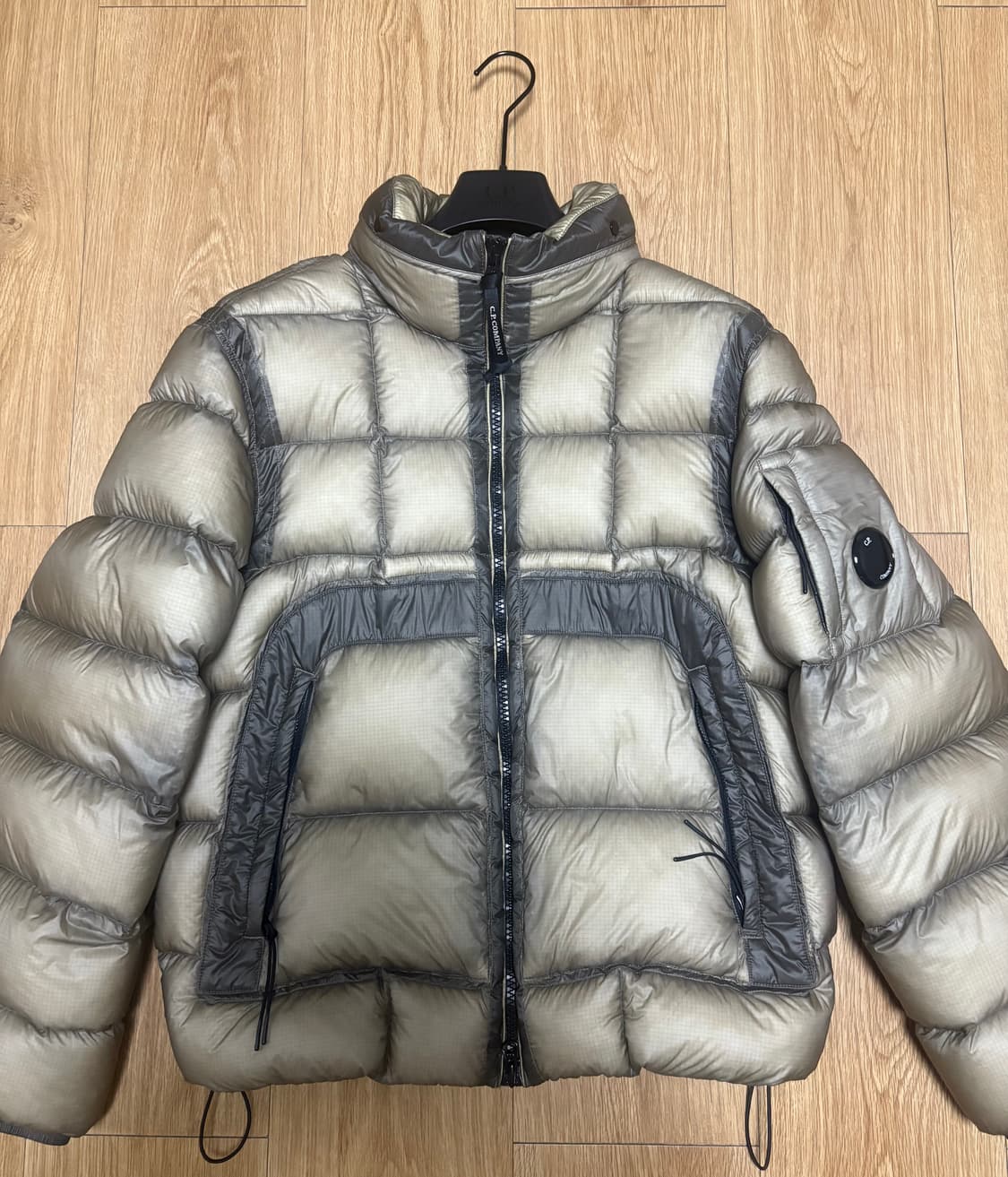 [M] C.P. 컴퍼니 DD 쉘 후드 쇼트 다운 자켓 카키 베이지 상품이미지1