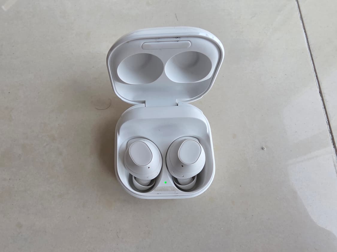 삼성 갤럭시 버즈 FE 화이트입니다.

 상품이미지4