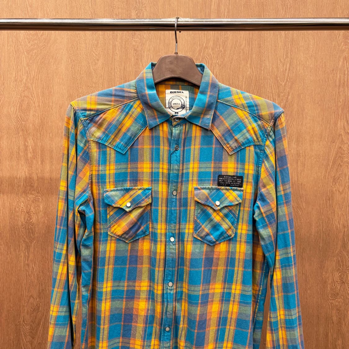 디젤 웨스턴 코튼 셔츠 체크 패턴 플랩 포켓 버튼 디테일 블루 옐로우 상품이미지4