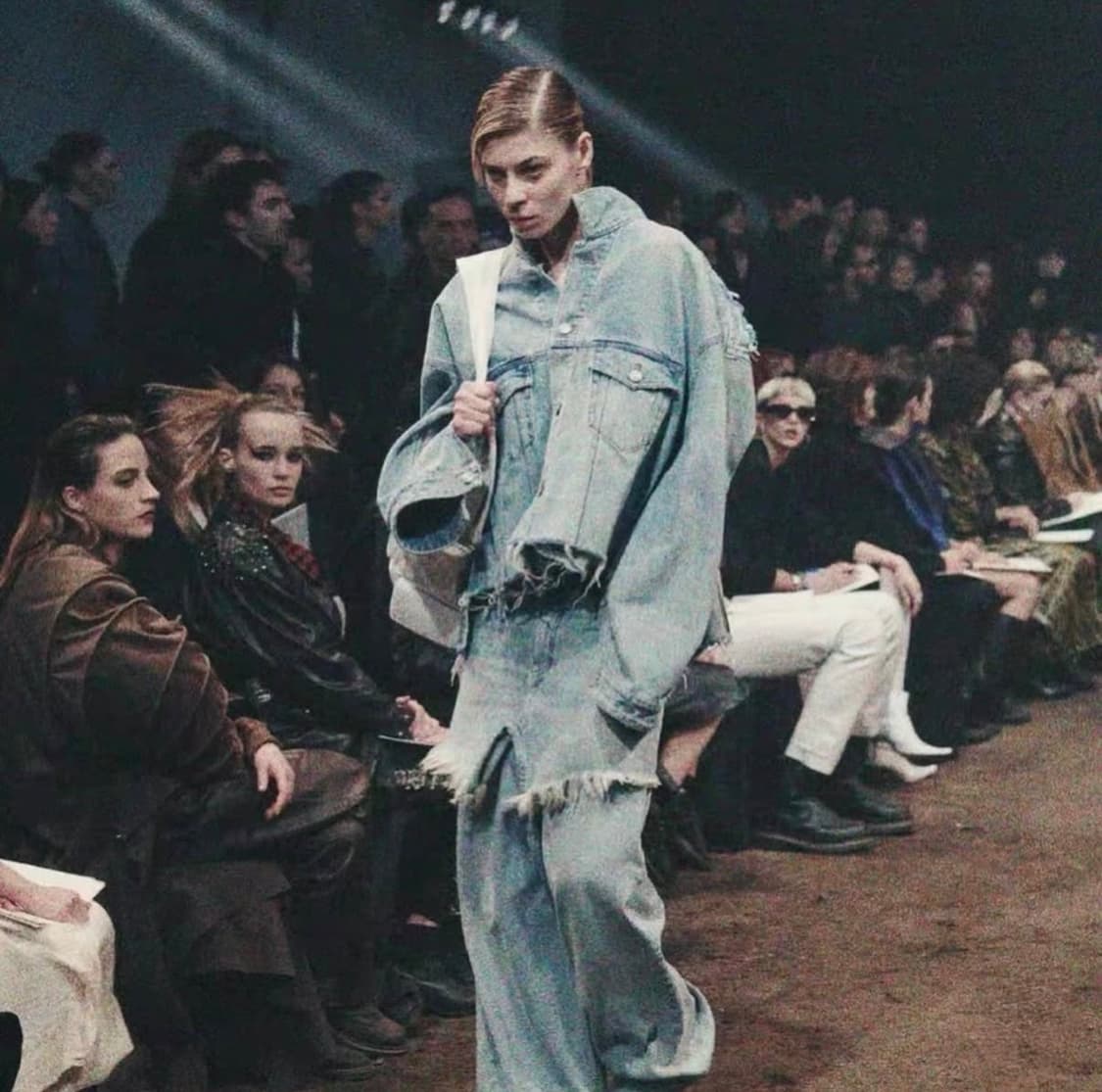 발렌시아가 디컨스트럭티드 오버사이즈 로우 데님 자켓 상품이미지1