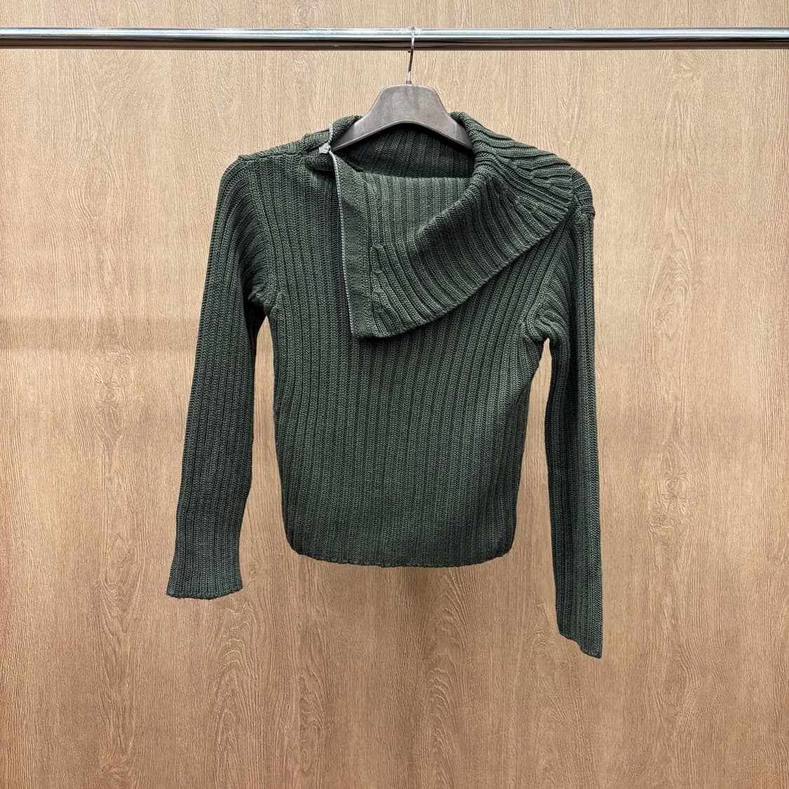 막스앤코 슬림핏 긴팔 골지 니트 비대칭 넥 플랩 카라 지퍼 디테일 카키 상품이미지2