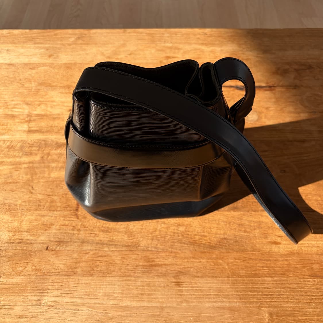 루이비통 에삐 삭데폴 숄더백 상품이미지4