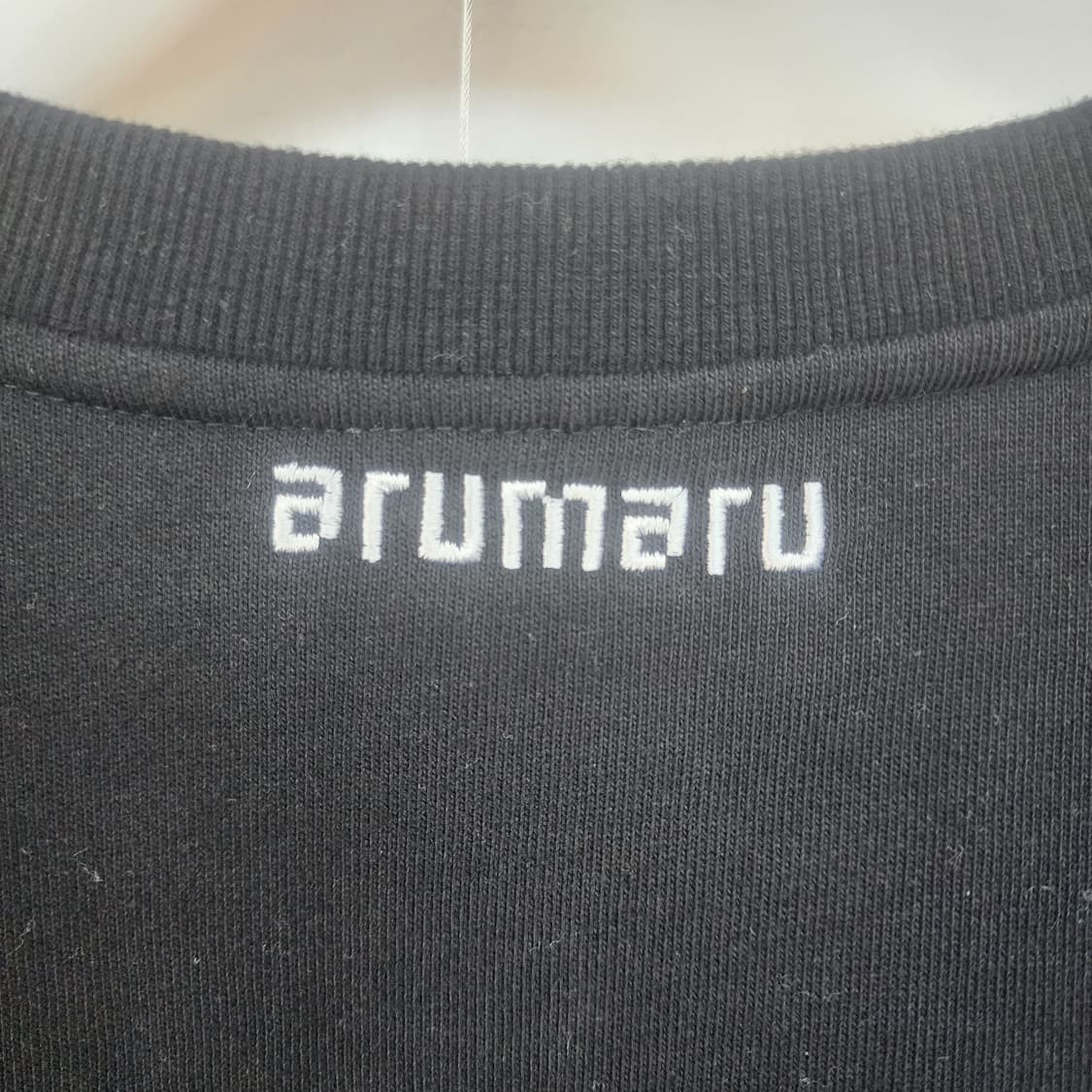 아루마루 블랙 레터링 맨투맨 상품이미지8