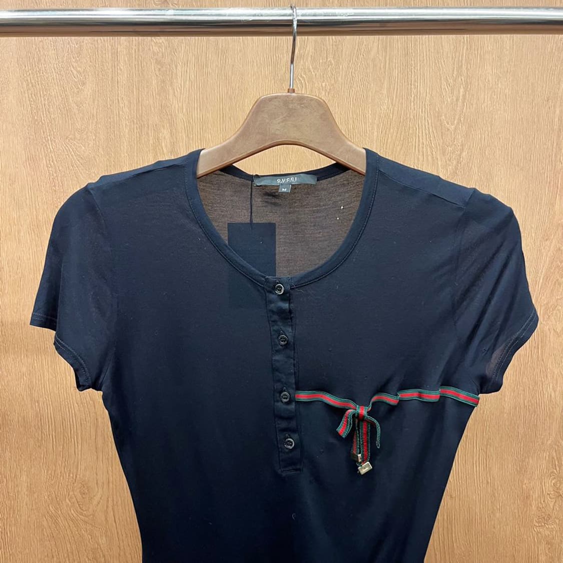 구찌 반팔 티셔츠 헨리넥 사이드 리본 밑단 로고 프린팅 디테일 네이비 상품이미지4