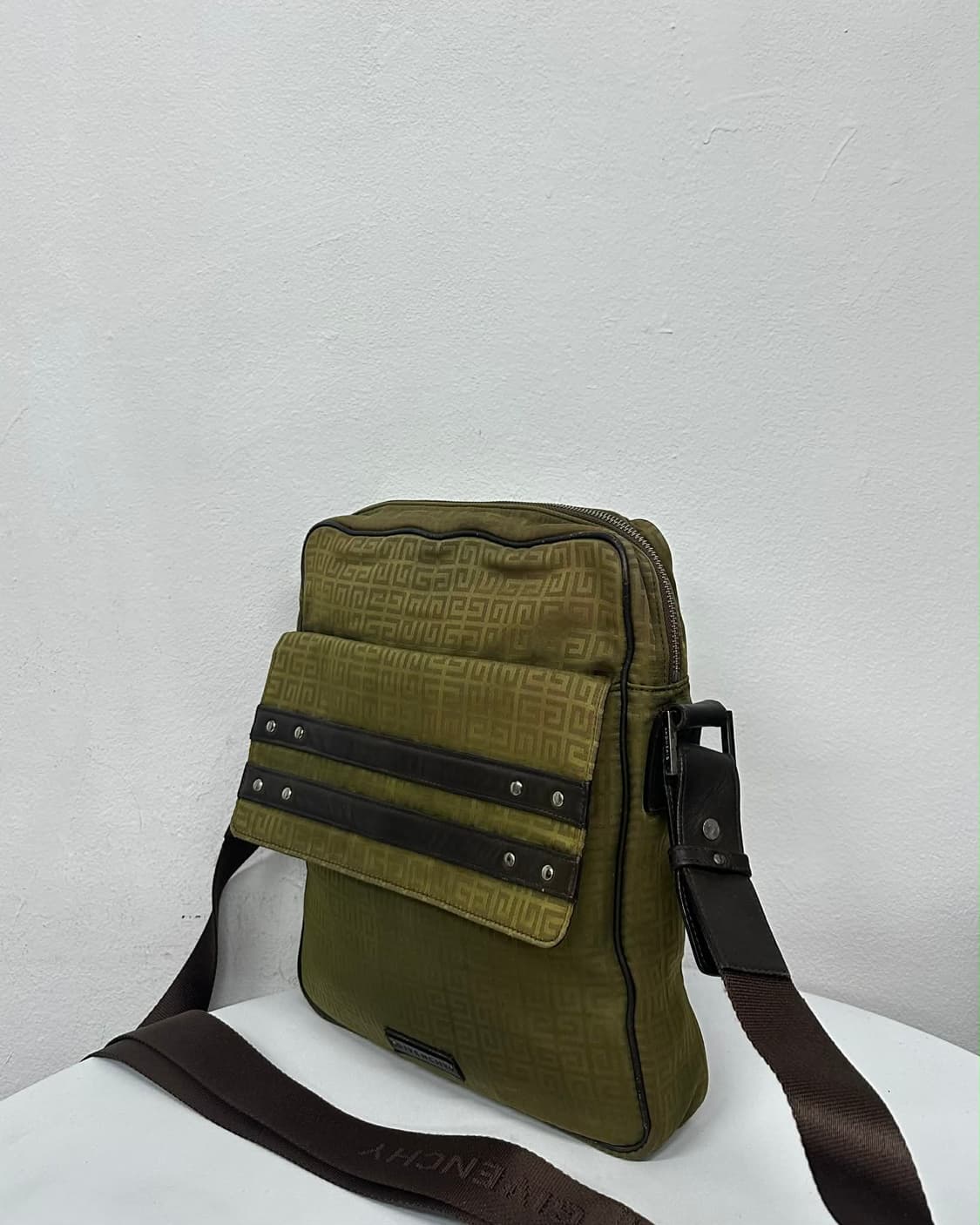 지방시 모노그램 크로스백 상품이미지2